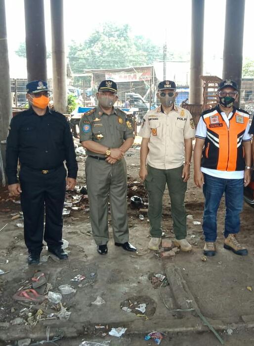 Ket foto: Plt Kasat Pol PP Kabupaten Bogor, Dace Supriadi (tengah foto, menggenggam tangan) ketika meninjau langsung kegiatan penyemprotan cairan disinfektan di Fly over Cileungsi. Minggu 10/5