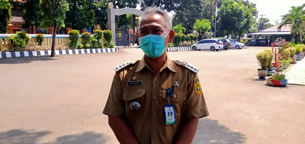 Ket Foto: Camat Gunung Putri, Didin Wahidin saat di wawancari para awak media. 12/5