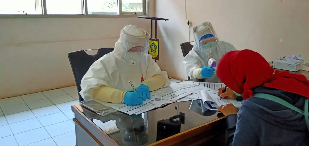 Ket foto: saat salah satu warga Kecamatan Gunung Putri mengisi formulir untuk menjalani test Swab di Kantor Kecamatan Gunung Putri.
