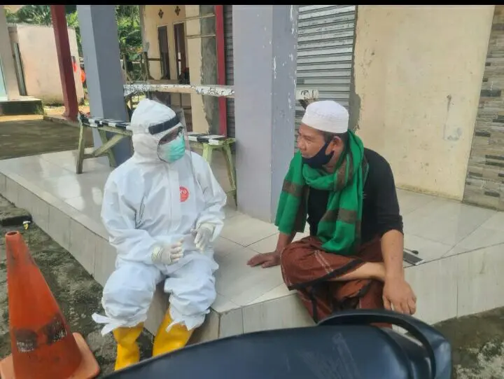 Ket foto: pemilik(kanan foto) pengobatan Alternatif yang ada di Wilayah Kecamatan Sukamakmur yang menangani pasien positif Covid-19 warga Kecamatan Jonggol.