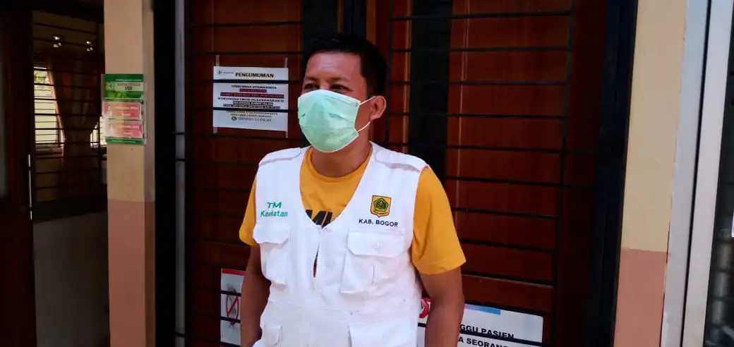 Ket foto: H.Teguh Yudiana saat diwawancari di Puskesmas Kecamatan Sukamakmur. Selasa (12/5)