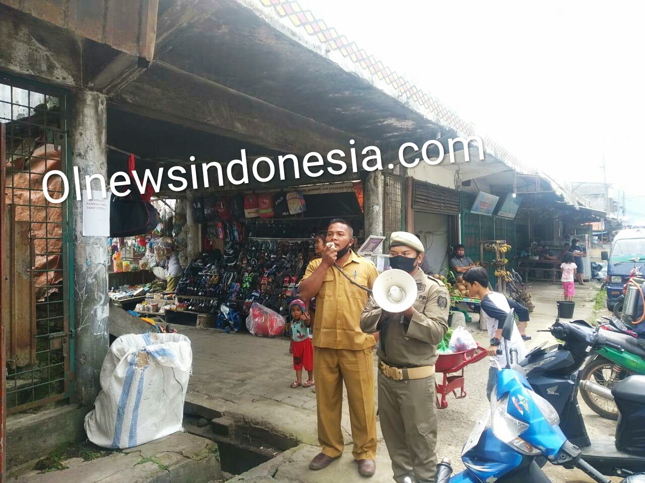 Ket foto  : tampak Petugas dari Satpol PP dan Dari Dinas Perdagangan Pasar Kabupaten Karo  memberikan himbauan ke masyarakat yang hendak ke Pusat Pasar dengan alat pengeras suara, Rabu (13/05) 2020 (Ist)