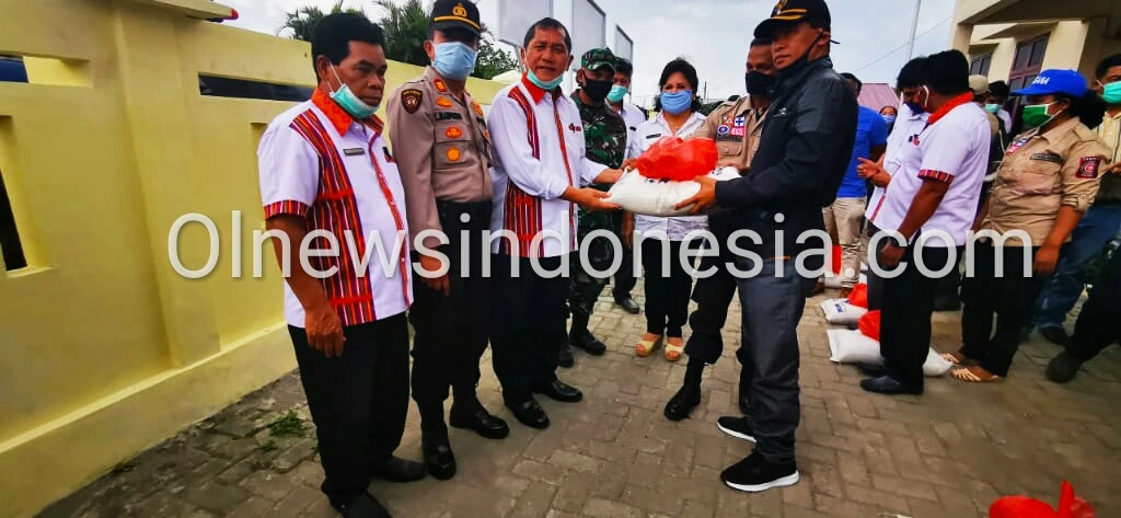 Ket foto : Bupati dan Wakil Bupati Karo menyerahkan Sembako secara simbolis kepada perwakilan masyarakat di Kantor Kecamatan Berastagi Kabupaten Karo, Rabu (13/05) 2020 (Ist)
