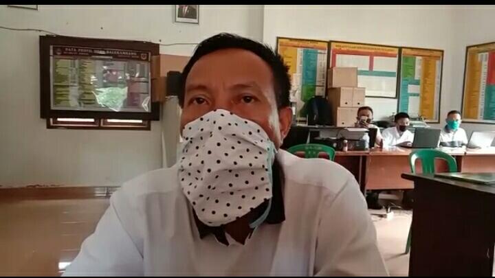 ket foto: Kepala Desa Balekambang, Kecamatan Jonggol, Kabupaten Bogor. Anap Setiawan saat diwawancarai di ruangan kerjanya, Rabu (13.5)