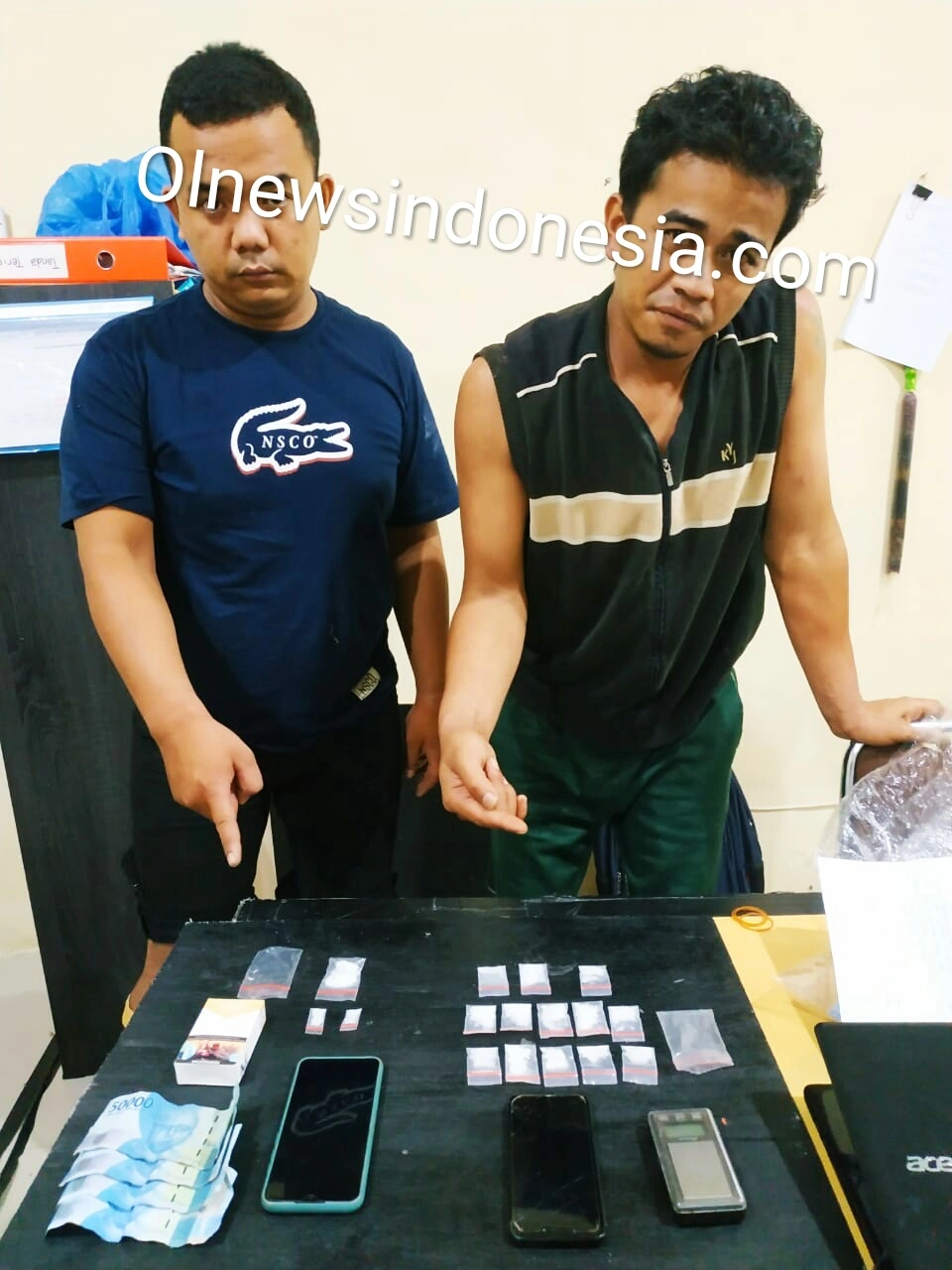 Ket foto : Kedua pelaku penyalahgunaan Narkotika jenis Sabu bersama barang bukti di amankan personil Satresnarkoba Polres Tanah Karo, Kamis (14/05) 2020 (Ist)