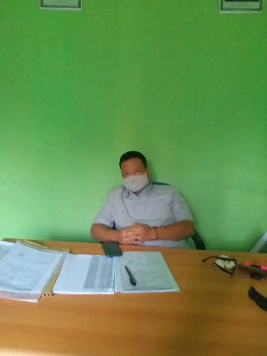 Foto kepala desa cipeucang gofur diruang kerjanya