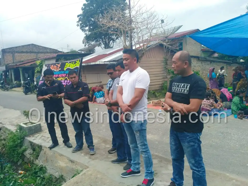 Ket foto : tampak Anggota PJTK bersama Kasatresnarkoba AKP Ras Maju Tarigan SH, Kasatreskrim AKP Sastrawan Tarigan SH, Ipda Codet, Ipda Hendrik memberikan ucapan belasungkawa tanda turut berduka cita sedalam dalamnya atas kepergian wartawan senior Herlin Barus kepada Keluarga Almarhum di Desa Barus Jahe Kecamatan Barus Jahe Kabupaten Karo, Sabtu (16/05) 2020 (Ist)