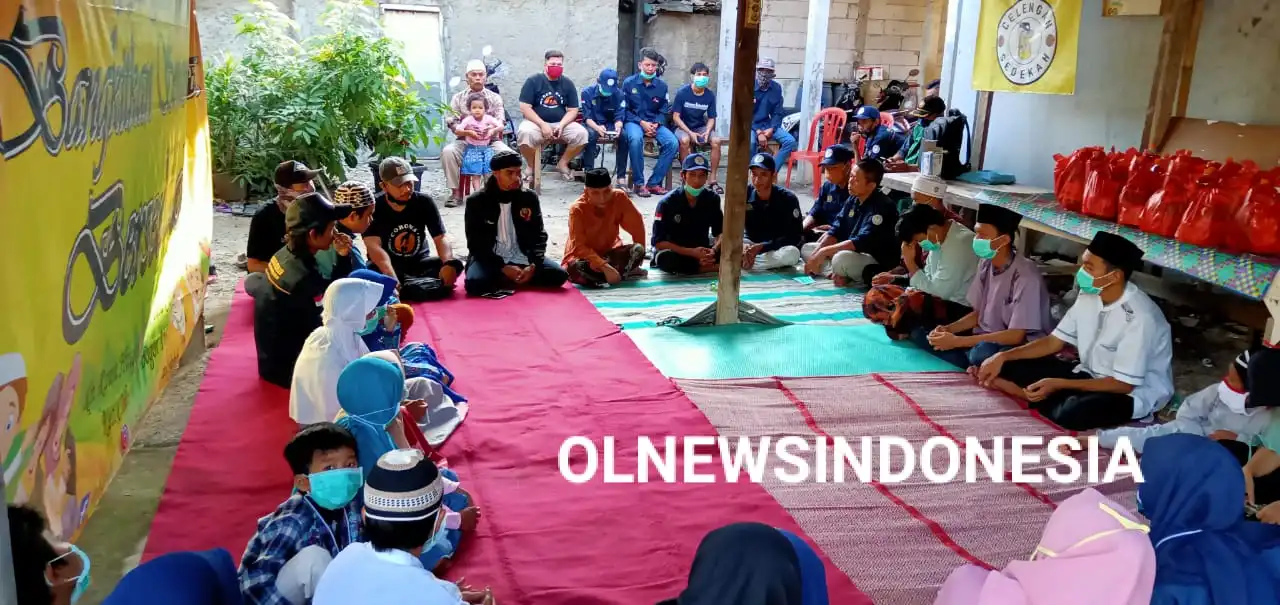 Ket foto: ketika pembacaan doa bersama sebelum kegiatan Komunitas "Celengan Sedekah" dilaksakan.