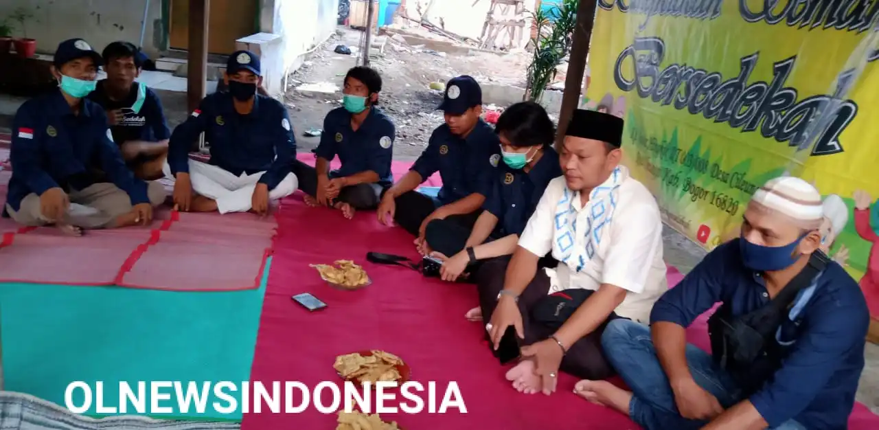 Ket Foto: para anggota Komunitas "Celengan Sedekah" dengan Ketua Rw 08 Desa Cileungsi serta Ketua Karang Taruna Sub 08 Desa Cileungsi. Saat menunggu waktu berbuka puasa untuk acara buka bersama.