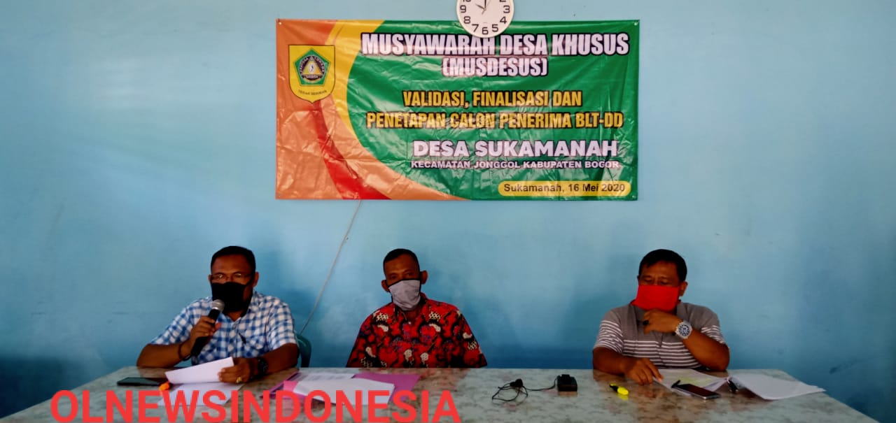 Ket foto: Saat Kepala Desa Sukamanah, Hadi Sutardi (pojok kanan foto), beserta Sekertaris Desa Sukamanah, Udin Mahpudin (pojok kiri foto). Ketika rapat MUSDESUS digelar, bertempat di Aula Kantor Desa Sukamanah.