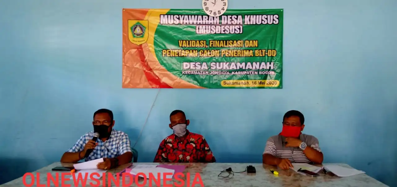 Ket foto: Saat Kepala Desa Sukamanah, Hadi Sutardi (pojok kanan foto), beserta Sekertaris Desa Sukamanah, Udin Mahpudin (pojok kiri foto). Ketika rapat MUSDESUS digelar, bertempat di Aula Kantor Desa Sukamanah.