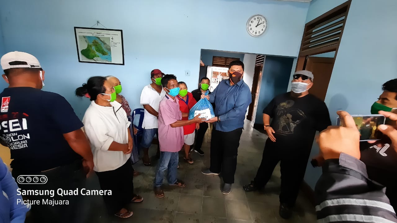 Foto : Penyerahan sembako langsung oleh Direktur PT.PPSU, Amir Makmur Nasution ST (kemeja biru), didampingi Marhan Simbolon SH di Aula Kantor Desa Simanindo, Kecamatan Simanindo, Kabupaten Samosir Sumatera Utara.