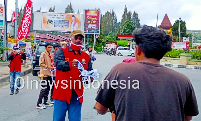Ket foto : Hendri Ginting salah Satu Alumni SMAN 1 Berastagi membagikan Masker di Kota Berastagi, Senin (18/05) 2020 (Ist)
