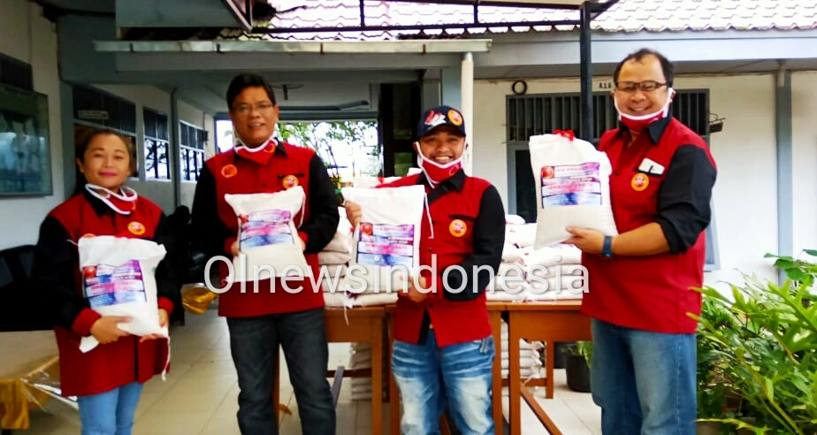 Ket foto : Para Lintas Alumni menunjukkan Beras yang akan dibagikan di lingkungan sekolah SMAN 1 Berastagi, Senin (18/05) 2020 (Ist)