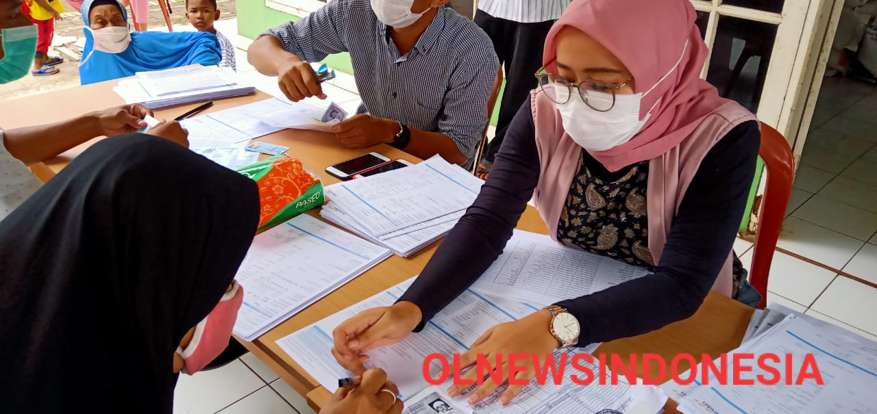 Ket foto: ketika pihak Bank Mandiri memberikan Kartu ATM Bank Mandiri terkait Bantuan Pemerintah Terdampak Covid-19 kepada Warga Desa Cipenjo, Kecamatan Cileungsi, Kabupaten Bogor.