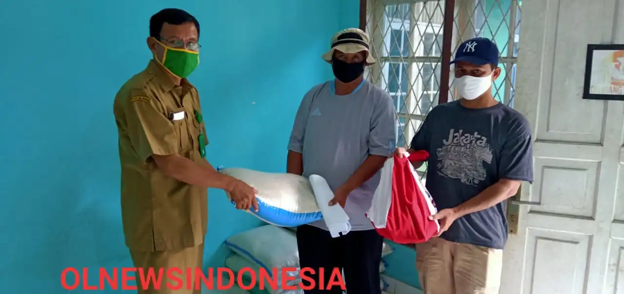 Ket Foto: Sekertaris Desa Cipenjo, Suparta ketika Memberikan Bantuan Presiden kepada Warga Cipenjo. Bersamaan dengan waktu pendistribusian kartu ATM Bank Mandiri. Selasa (19/5).