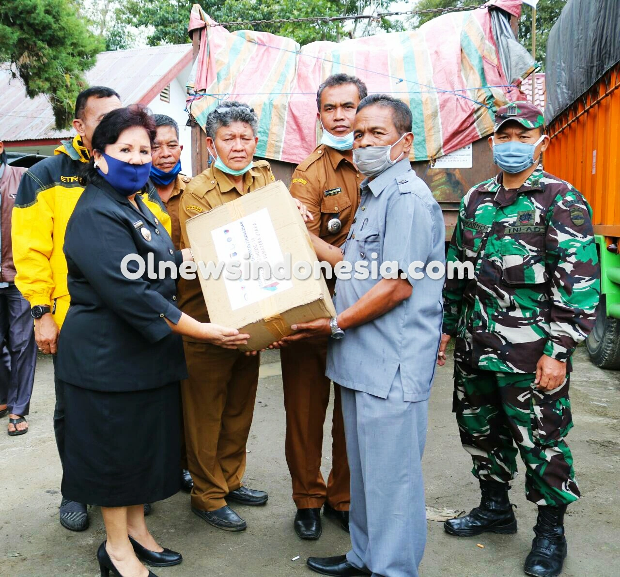 Ket foto : Wakil Bupati Karo Cory Seriwaty Br Sebayang secara simbolis memberikan Paket Sembako Kepada Anggota DPRD Karo Mardi Barus di Barusjahe, Selasa sore (19/05) 2020 (Ist)