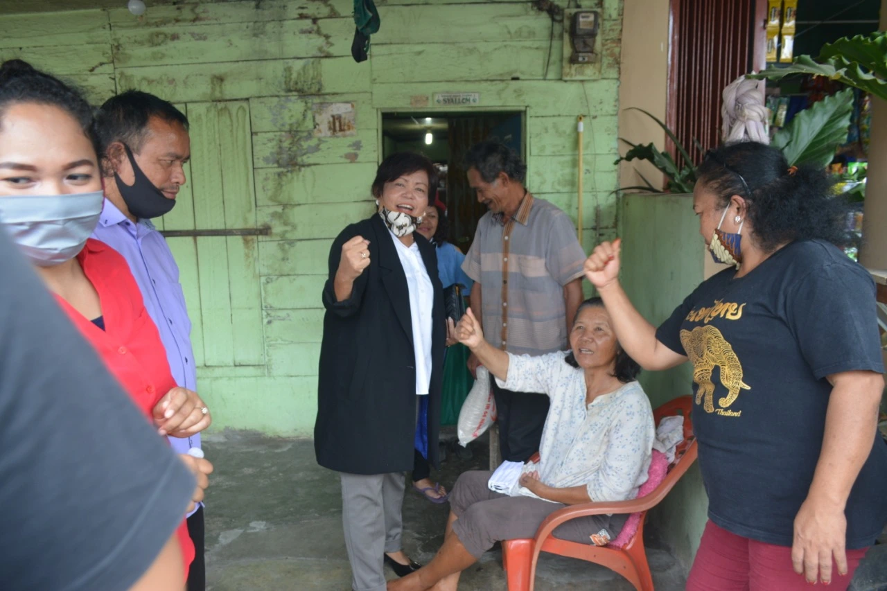 Ket foto : Nursianna Surbakti menyambangi salah satu ibu Lansia sekaligus memberikan bantuan paket Sembako di Kabanjahe, Kamis (21/05) 2020 (Ist)