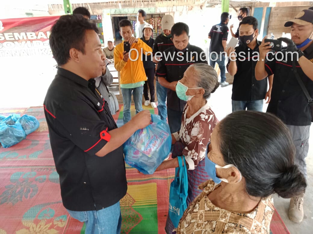 Ket foto : Penasehat PJTK Kabupaten Karo, Osaka Hendra Ginting memberikan Paket Sembako Kepada Para Lansia di Lost (Aula) Desa Kecamatan Juhar, Kamis (22/05) 2020 (Ist)