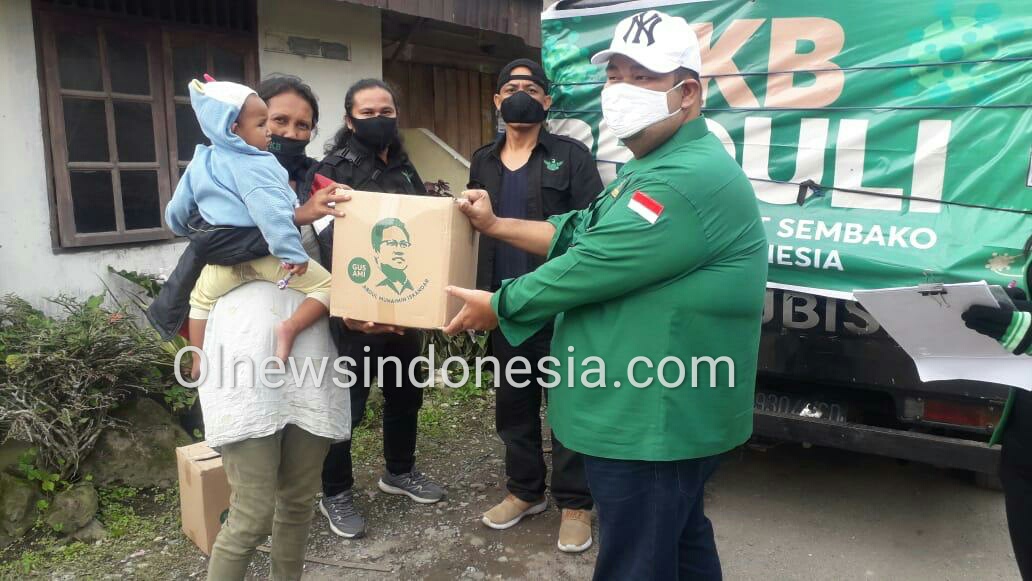 Ket foto : Ketua DPC PKB Hektor Pompido Surbakti saat memberikan Paket Sembako Kepada salah satu warga Desa Kutambaru Kecamatan Tiganderket Kabupaten Karo, Kamis (21/05) 2020 (Ist)