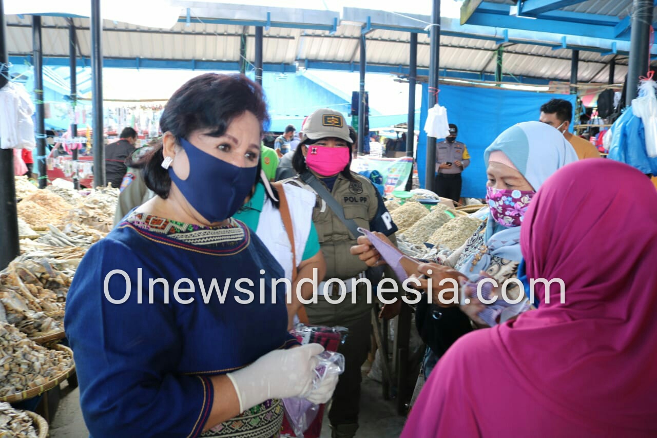 Ket foto : Wakil Bupati Karo Cory Seriwaty Br Sebayang saat memberikan pengertian terkait Covid-19 kepada warga masyarakat yang di Pusat Pasar Tiganderket Kabupaten Karo, Kamis (21/05) 2020 (Ist)