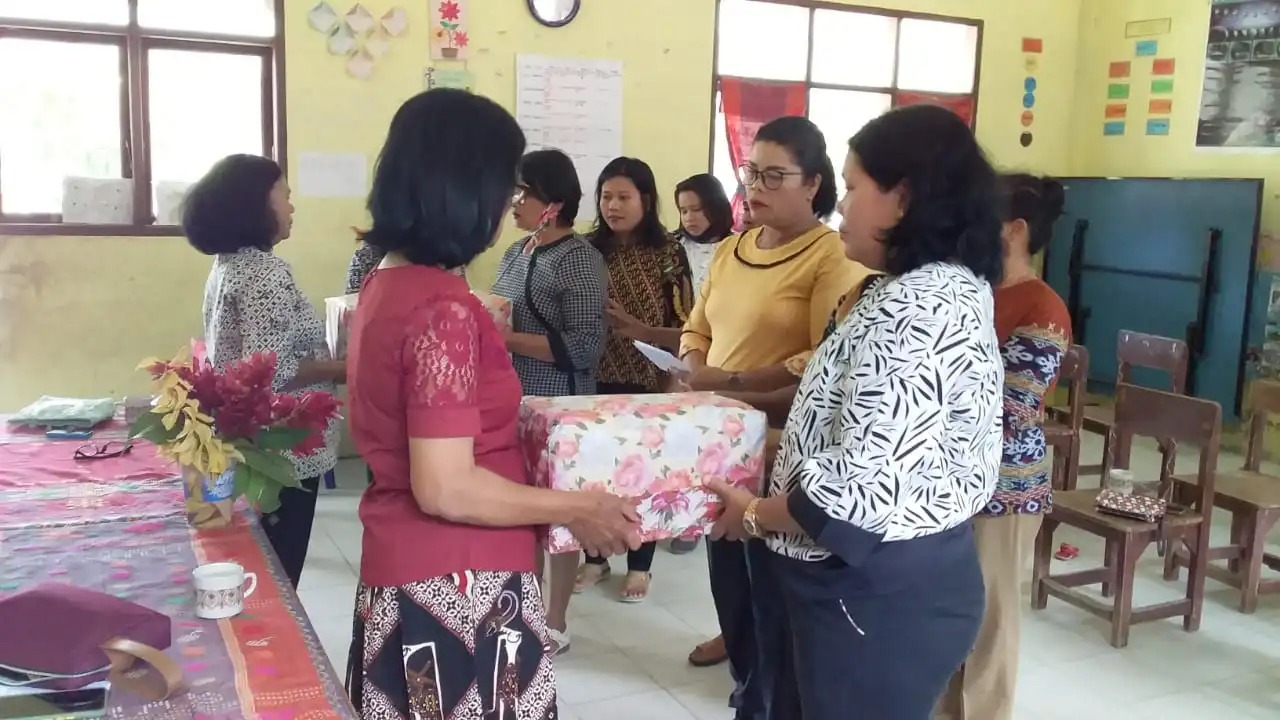 Foto : Pelepasan masa purna bakti Kepala SDN 26 Situngkir, dan Kalara Sidabutar, guru kelas SDN 22 Lumban Suhi Toruan diakhiri dengan pemberian bingkisan tanda cinta kasih dari perwakilan para  kepala sekolah SDN maupun guru guru yang tergabung di dalam gugus VII kecamatan Pangururan