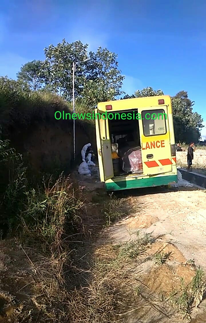 Ket foto : tampak Mobil  Ambulance membawa jenazah Pasien PDP yang ditolak warga Desa Salit Kec Tigapanah Kab Karo Kembali Dibawa ke RSU Kabanjahe, Selasa (26/05) 2020 (Ist)