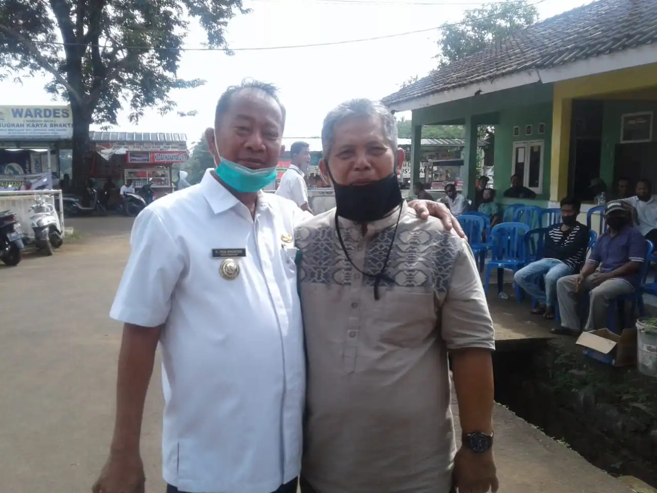 Foto : Kades Singajaya(berbaju putih) di lokasi Kegiatan  penyaluran Dana BLT Bagi warga Desa Singajaya terdampak Pandemi Covid-19.