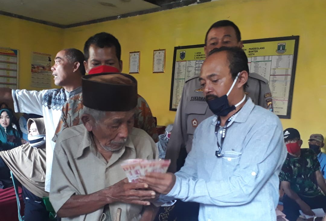 Ket poto : dari kanan Ade Marji Kepala Desa Banyumas Kecamatan Bojong, saat memberikan Bantuan BLT ( Bantuan langsung Tunai) berasal dari danana Desa. Bertempat di kantor Desa 30/05