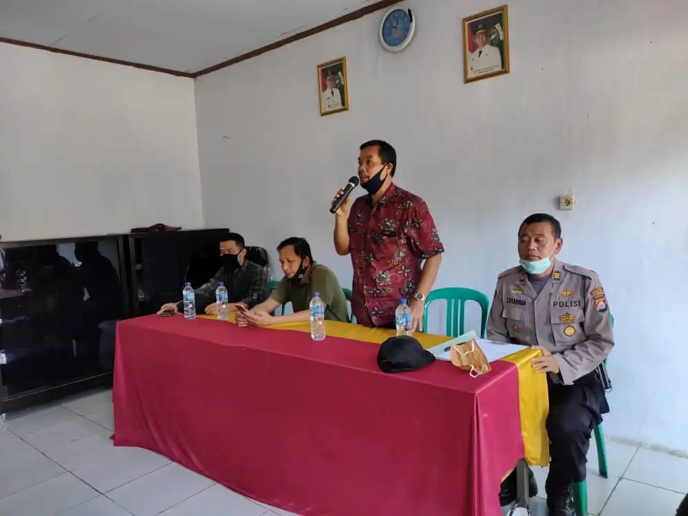 Ket poto : ( tengah berdiri ) Ujang Nahya Kepala Desa Bojong Kecamatan Bojong saat memberikan Arahan kepada Masyarakat , Kapolsek Bojong AKP Sukarman di Aula Kantor Desa