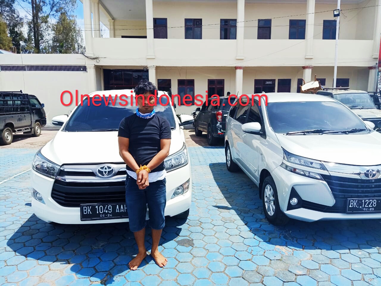 Ket foto : Pelaku F.Gibson Tambunan dan Barang  Mobil yang digelapkan saat di halaman Polres Tanah Karo, sebelum diserahkan ke Polsek Babul Makmur Polres Aceh Tenggara, Sabtu (30/05) 2020 ( Ist)