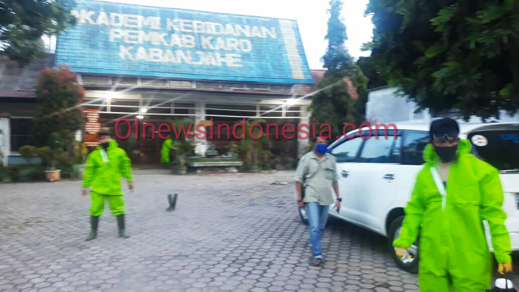 Ket foto : tampak pemerintah Desa dan Relawan Covid-19 bersama tim Satuan Gugus Tugas Pemkab Karo mengevakuasi keluarga Alm SUT dari kediaman nya untuk di Isolasi ke Gedung Akbid Pemkab Karo,Kabanjahe Sabtu (30/05) 2020 (Ist)