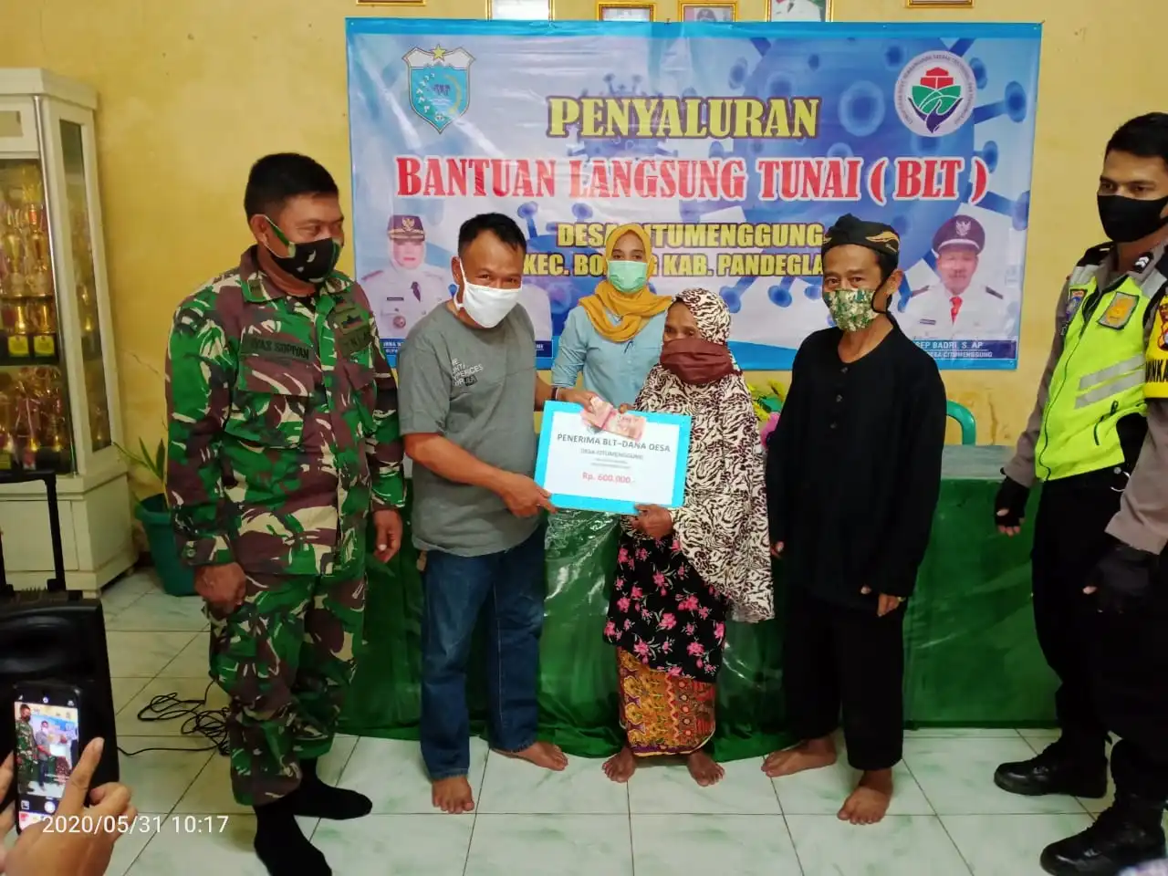 Ket poto : dari kiri Babinsa , kepala Desa Citumenggung Isep Badri saat menyerahkan bantuan beserta anghota Polsek Bojong bertempat di Aula Desa Citumenggung 31/05