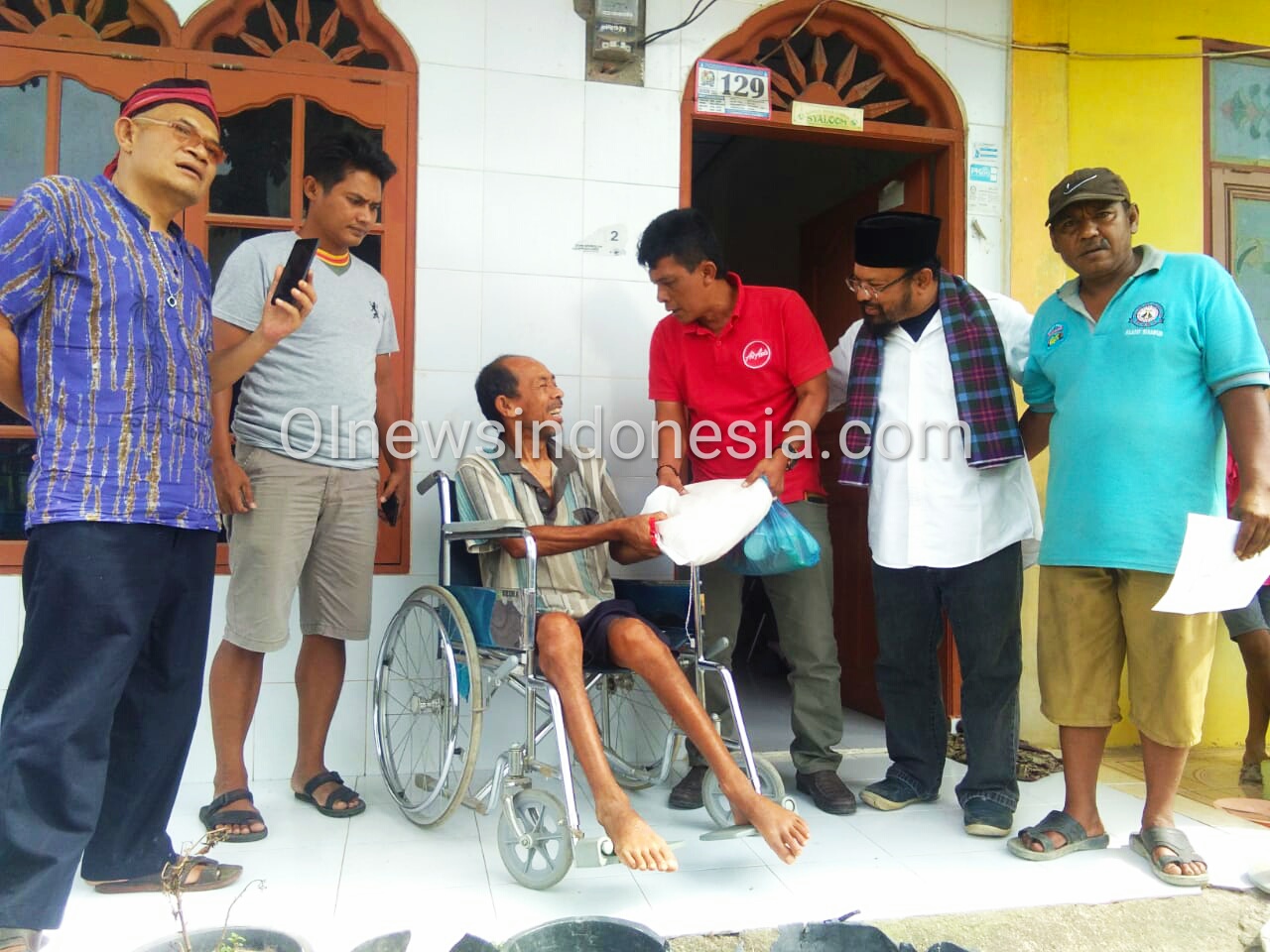 Ket foto : TIM Bansos Peduli Kemanusian Covid-19 Roy Fahcraby Ginting Munthe berdampingan dengan RBE Batukarang serta Pj Kades saat menyerahkan bantuan kepada salah satu Lansia di Desa Batukarang, Senin (01/06) 2020 (Ist)