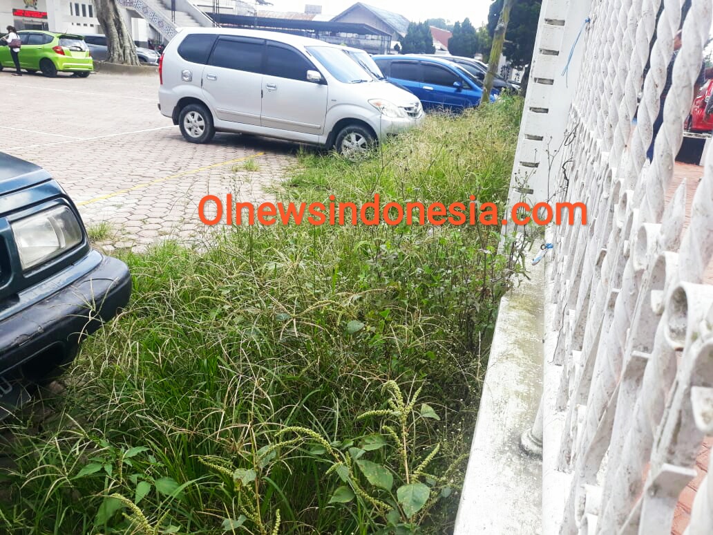 Ket foto : Kondisi Halaman Kantor DPRD Kabupaten Karo ditumbuhi rumput liar dan tampak tak terurus, Rabu (03/06) 2020 (Ist)