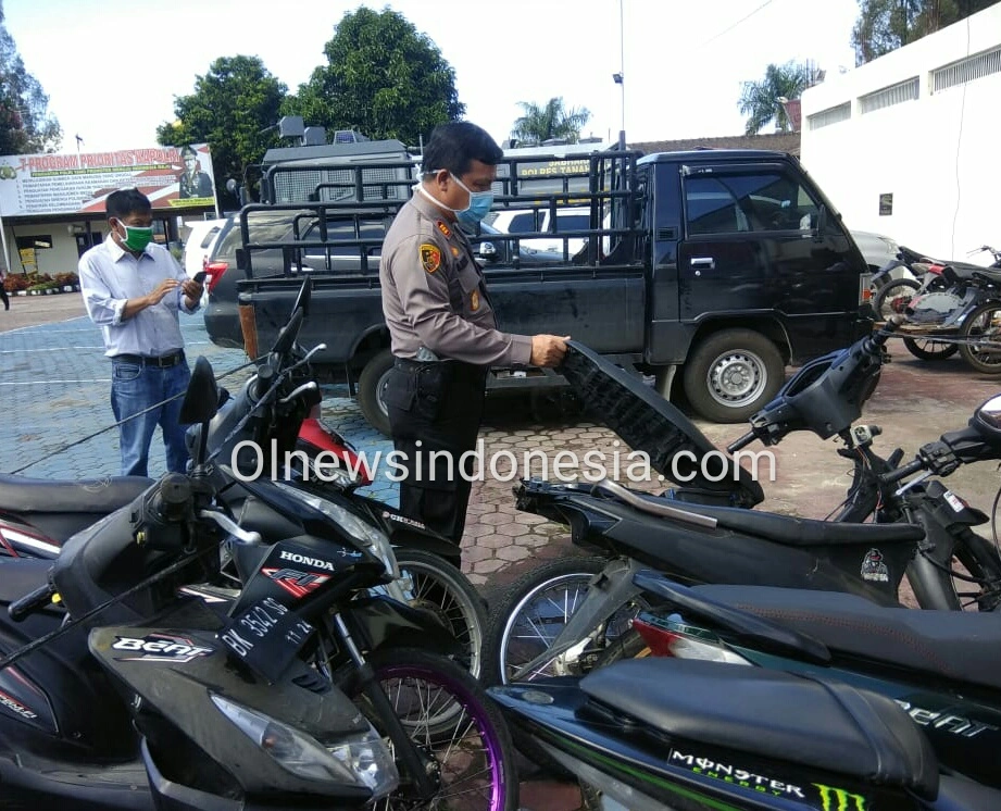 Ket foto :  Kabag Ops Polres Karo, AKP Diarma Munte saat memperlihatkan sepeda motor roda dua dari berbagai merk dan jenis yang telah diamankan dari  hasil balap liar di Halaman Mapolres Tanah Karo, Rabu (03/06) 2020 (Ist)