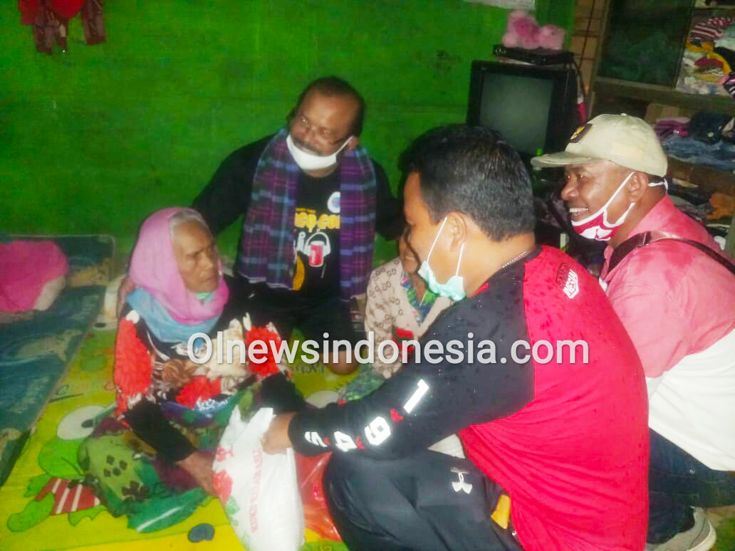 Ket foto : TIM Bansos Peduli Kemanusian Covid-19 Roy Fahcraby Ginting Munthe berdampingan dengan Putra Taman Surbakti Kepala Desa Ndokum Siroga dan Bendahara PJTK Sekilap Surbakti, Kecamatan Simpang Empat saat menyerahkan bantuan, Rabu (03/06) 2020 (Ist)