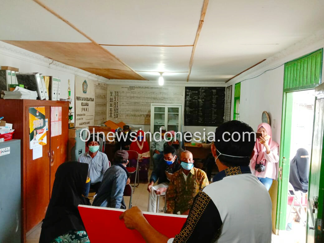 Ket foto : tampak warga penerima BLTDD Desa Dolatrayat Kec Dolatrayat antri menunggu giliran di  kantor Kepala Desa, Kamis (04/06) 2020 (Ist)