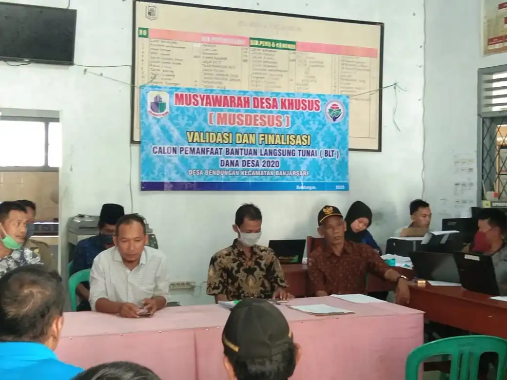 ket poto : (Tb. Munawar selaku Kepala Desa Bendungan Kecamatan Banjarsari, pojok sebelah kanan yang pakai topi) (Tengah yang pakai masker Didi Selaku sekdes Desa Bendungan)