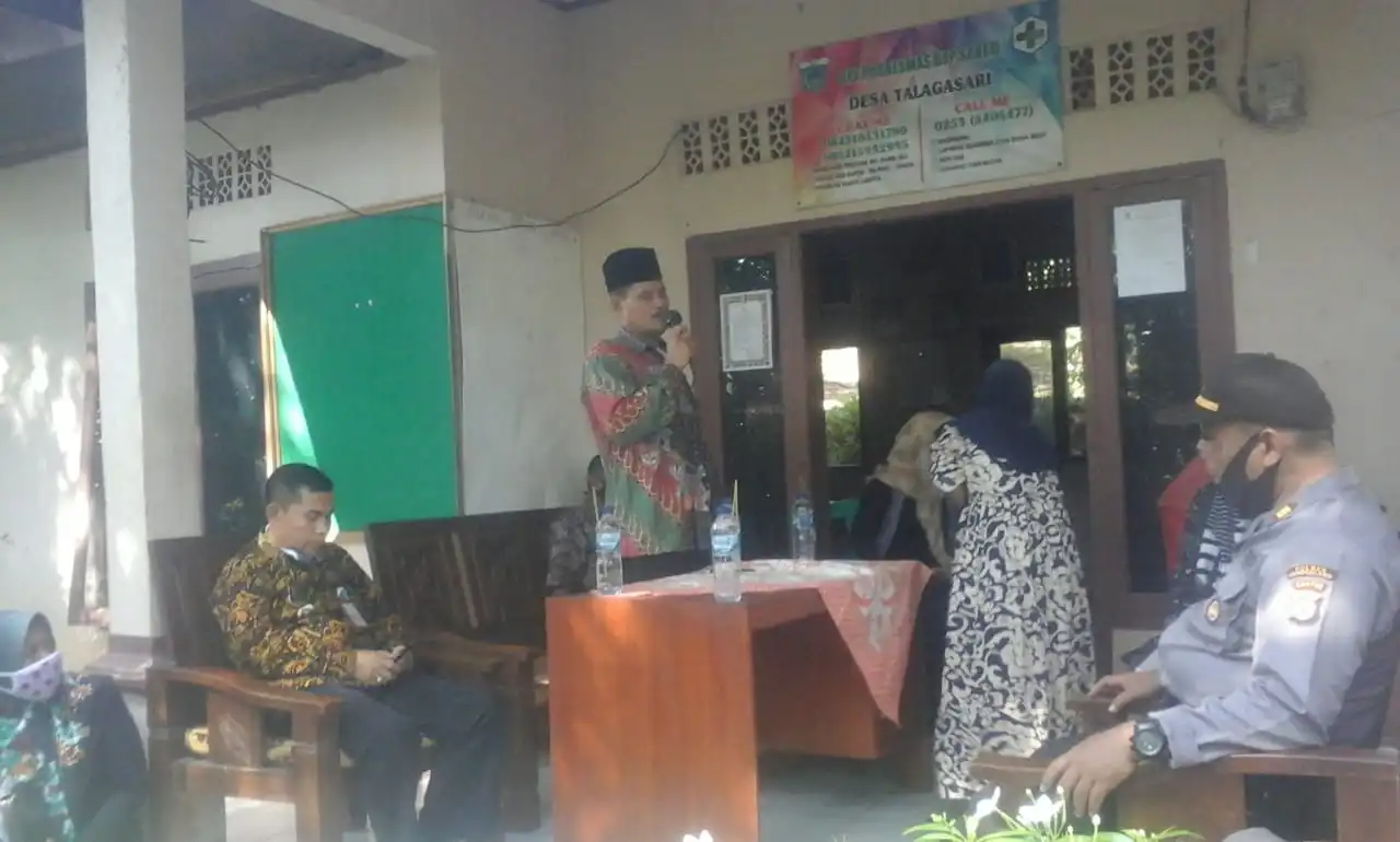 Ket poto ; Hasan Bisri Selaku  Camat Saketi (kiri),Ali Lutfi ( berdiri ) Kepala Desa Talagasari  dan sebelah kanan Kapolsek Saketi AKP. Heru.R hadir saat penyaluran BLT Dana Desa di Kantor Desa Talagasari,Kamis(04/06)
