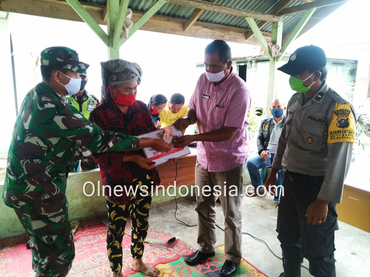 Ket foto  : Salah satu warga penerima manfaat (BLT-DD) yang diserahkan oleh Camat Barusjahe di Jambur (Aula) Desa, Kamis (04/06) 2020 (Ist)