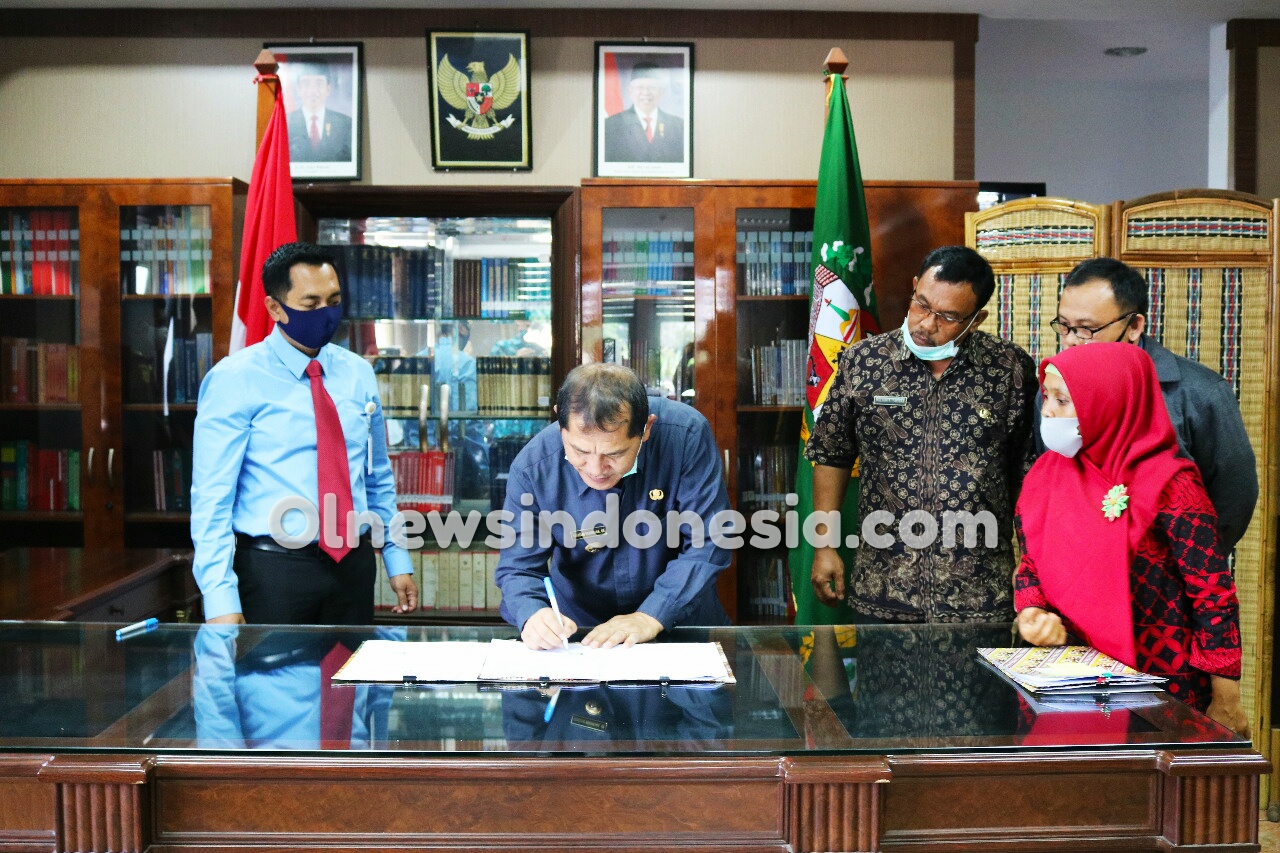 Ket foto : Bupati Karo Terkelin Brahmana SH MH menandatangani kesepakatan bersama atau MoU bersama pihak Kejari Kabanjahe di ruang kerja Bupati Karo, Kamis (04/06) 2020 (Ist)