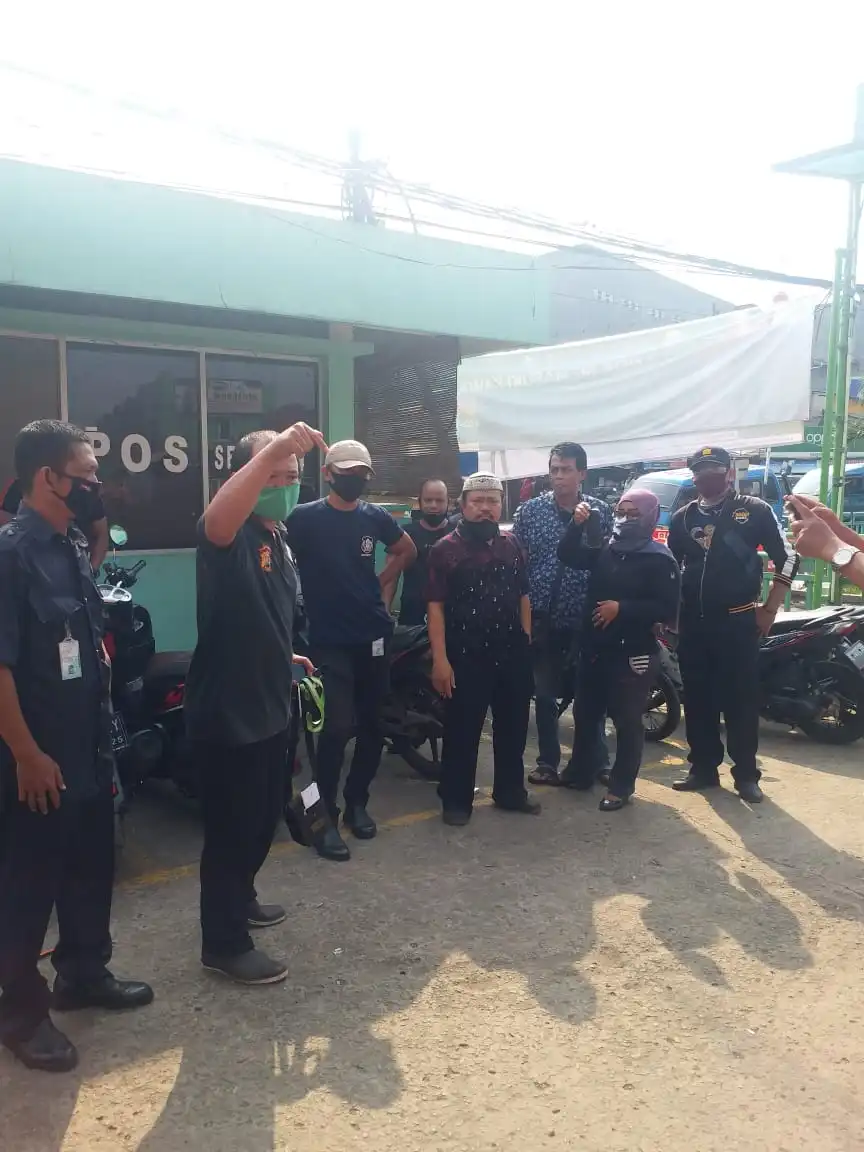 Foto :  Para Pedagang Di Pasar Tohaga Unit Cileungsi meminta ketegasan Muspika Cileungsi dalam penerapan aturan Dan Perda secara adil kepada Pedagang .