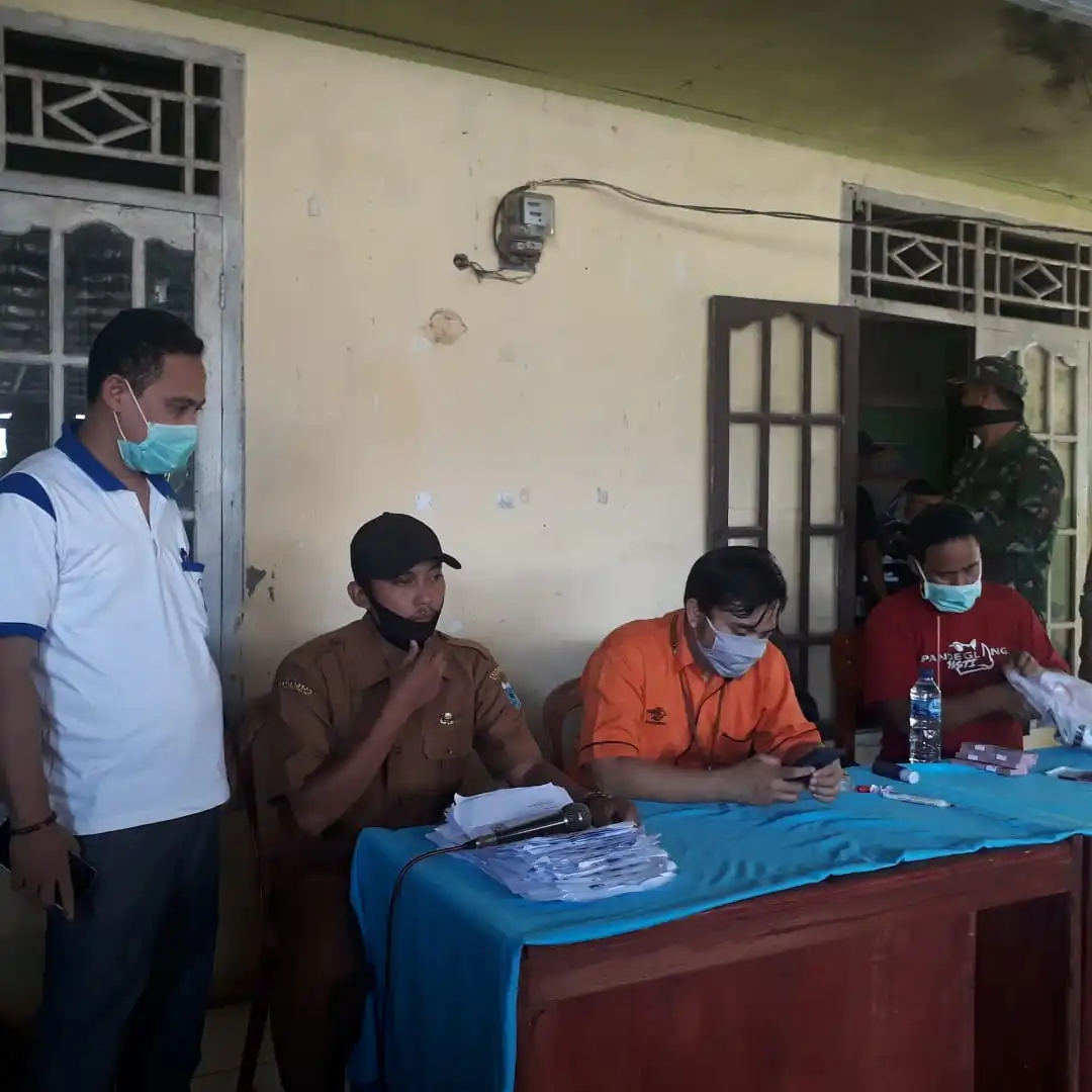 Ket poto : dari kiri Oji Madroji Selaku Kepala Desa Jayamekar Kecamatan Jiput, Sekdes Desa Jayamekar dan Oegawai Pos. Saat penyaluran berlangsung 09/06