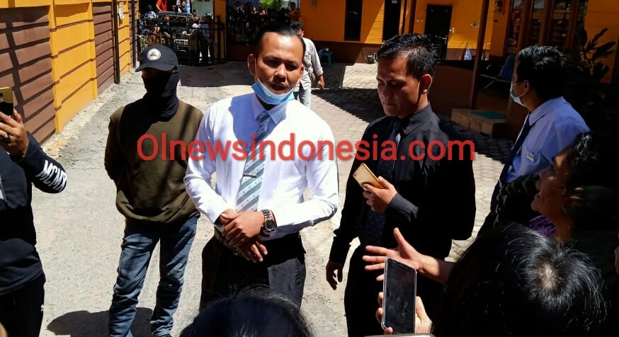 Ket foto : Kuasa hukum pihak Pengusaha Hotel saat memberikan keterangan kepada wartawan dan warga yang tengah tersulut emosinya di lokasi, Selasa (09/06) 2020 (Ist)