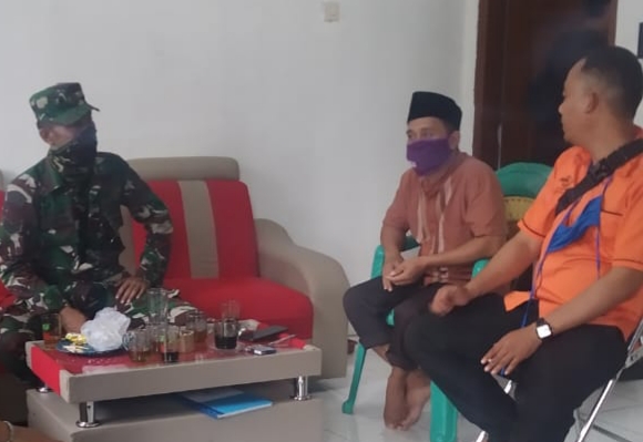 Ket poto : Babinsa Kecamatan Jiput, A.Sunarya Kepala Desa Sukamanah Kecamatan Jiput ( berpeci ) dan pegawai PT.Pos sebelum Acara penyaluran dimulai BLT tahap II di aula Desa Sukamanah 09/06