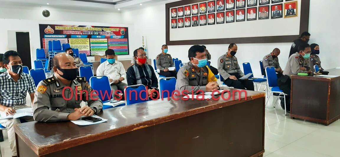 Ket foto : Tampak Personil Polres Tanah Karo, saat mendengarkan arahan Kapolres AKBP Yustinus Setyo, SH.,SIK., dalam pengarahan diskusi tatap muka menyambut new normal terkait Covid 19 bertempat di aula Pur Pur Sage Mapolres Tanah Karo. (Ist)