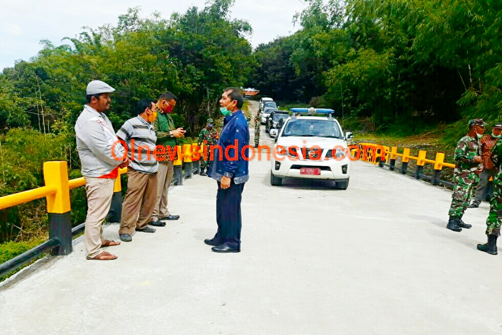 Ket foto : Forkopimda Karo melakukan peninjauan langsung jembatan Merah Putih hasil Program TMMD ke 107 Kodim 0205/TK, di Desa Kacaribu, Kecamatan Kabanjahe, Karo, Kamis (11/06) 2020 (Ist).