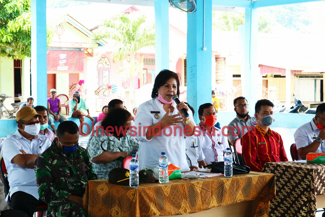 Ket foto : Wakil Bupati Karo Cory Seriwaty Br Sebayang saat memberikan sambutan sebelum menyerahkan secara simbolis Paket Sembako bantuan dari Pemprovsu di Aula Jambur Desa Mardingding, Kecamatan Mardingding, Kabupaten Karo, Rabu (10/06) 2020 (Ist)