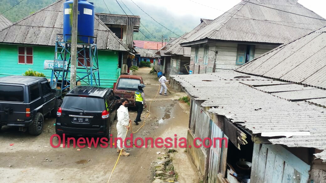 Ket foto : tampak petugas penyemprotan Disinfektan lakukan aksinya di Salah satu desa Kecamatan Berastagi, Jumat (12/06) 2020 (Ist)